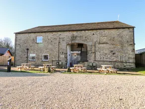 Cottage with garden & pool - Image 3