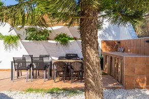Holiday Home 'Iglu' with Sea Views, Wi-Fi and Air Conditioning - Image 4