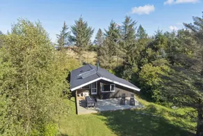 Holiday home with garden, BBQ & terrace - Image 2