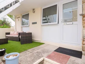 Cottage with hot tub & garden | Beach nearby - Image 2