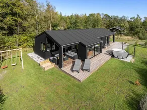 House with barbecue, hot tub & terrace - Image 2