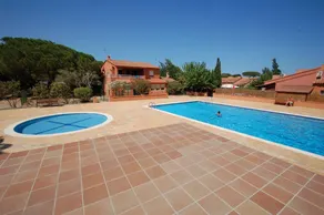 Fully equipped house with pool, garden & BBQ - Image 4