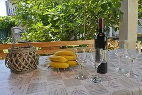 Fully equipped holiday apartment with garden, terrace & BBQ - Image 5