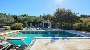 Villa with garden, jacuzzi & heated pool - Image 2