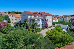 Holiday apartment with garden - Image 3