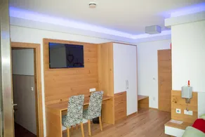 Dedicated room with terrace, pool & garden - Image 3