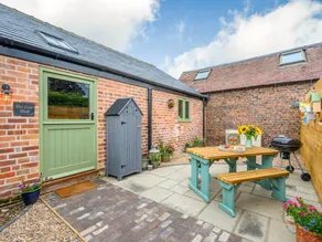 Cottage with barbecue & garden | River view - Image 2