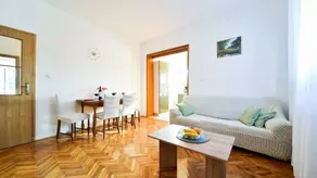 Fully equipped apartment with pool, BBQ & garden - Image 2