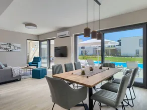House with BBQ, jacuzzi & private pool - Image 3