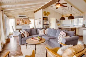 Beachfront Bungalow with Private Hot Tub & Sauna Deck in Sugar Loaf, Canada - Image 3
