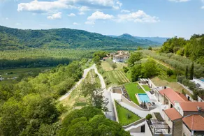 Villa mit Pool, Terrasse und Grill - Image 2