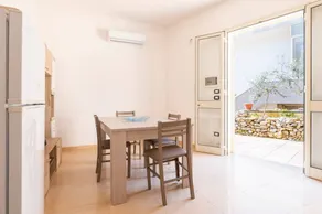 Ferienhaus 'Db - Alloro' mit privatem Garten, WLAN und Klimaanlage - Image 2