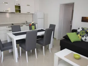 Apartment with barbecue, terrace & pool - Image 3