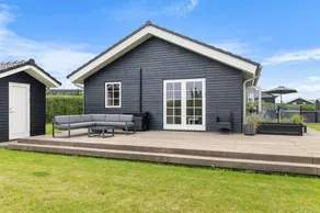 Holiday home with terrace, barbeque & garden - Image 3