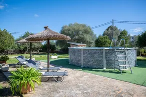 Casa apropiada para familias con piscina, terraza y barbacoa | Vistas al jardín | Perfecta para el trabajo en remoto | Admite perro - Image 3