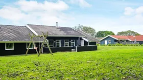 Holiday home with sauna, pool & hot tub - Image 4