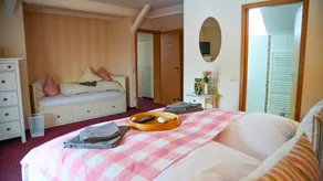Habitación en casa de familia apta para niños con piscina | Vistas al jardín | Admite mascotas - Image 2
