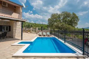 Casa accogliente e familiare con piscina, terrazza e griglia | Vista sulla piscina | Ammette animali domestici - Image 3