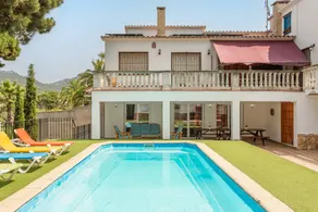 Big holiday apartment with terrace, barbeque & private pool | Mountain view | Beach nearby | Pets allowed - Image 2