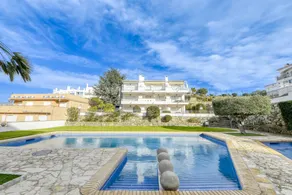 Apartment with terrace, pool & garden - Image 2