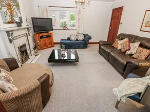 Cottage with garden - Image 4