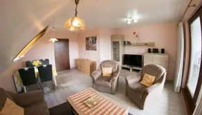 Agréable appartement de vacances convivial et familial avec jardin, terrasse et barbecue | Vue jardin - Image 3