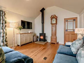 Holiday home with barbecue & garden - Image 4
