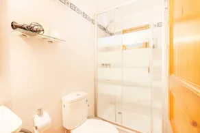 Chambre privée adaptée aux familles avec piscine, internet haut débit et jardin | Vue montagne - Image 5
