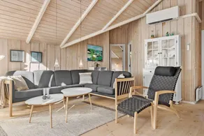 Fully equipped holiday home with hot tub, barbecue & terrace | Beach nearby - Image 5