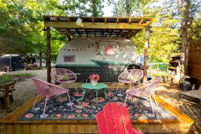 Charming Vintage Trailer with Colorful 50s Décor near Honey Grove, Texas - Image 4