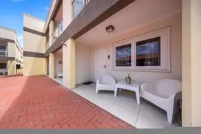 Apartment with garden - Image 4