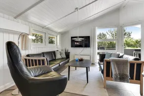 Fully equipped spacious holiday home with hot tub, terrace & barbecue | Next to the beach | Pets are welcome - Image 5