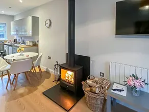 Cottage with garden, BBQ & hot tub - Image 2