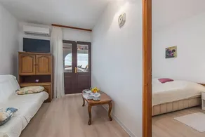 Holiday apartment with garden, terrace & BBQ - Image 3