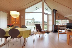 Fully equipped beautiful holiday home with garden & terrace - Image 4