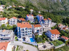 Apartamento vacacional con terraza y piscina | Vistas al agua - Image 2