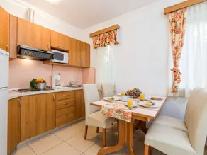 Nice holiday apartment with garden, heated pool & barbecue - Image 4
