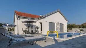 Holiday home with pool, garden & BBQ | Lake view - Image 4