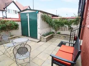 Family-friendly cottage with garden - Image 3