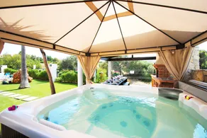 Villa with jacuzzi, BBQ & private pool - Image 3