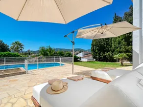 Villa with barbecue, private pool & garden - Image 2