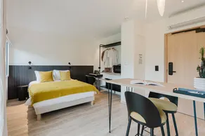 Aparthotel with terrace - Image 3