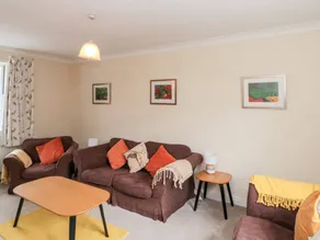 Cottage with garden & pool - Image 4