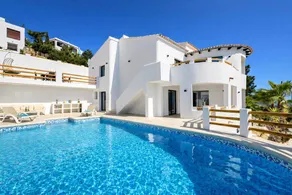 Family-oriented house with pool - Image 4