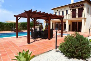 Villa con terraza, jacuzzi y jardín | Vistas al campo de golf - Image 2