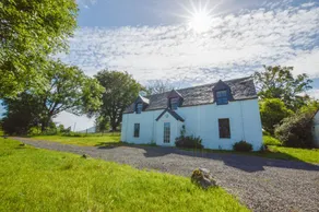 Cottage with garden - Image 2