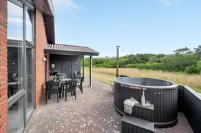 House with terrace & hot tub - Image 2