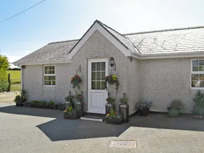 Cottage with garden - Image 2