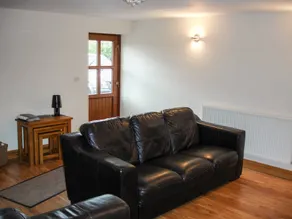 Children-friendly cottage with barbecue & garden - Image 4