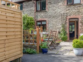 Cottage with garden & terrace - Image 2